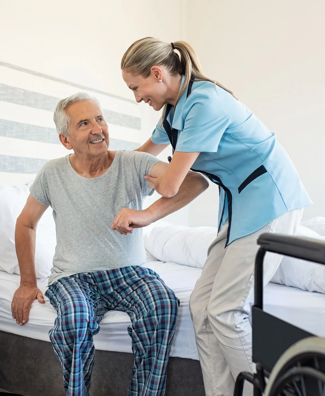 badante con un anziano