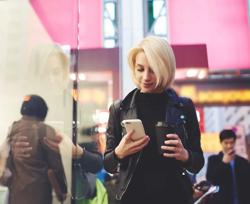 Donna che guarda il suo telefono